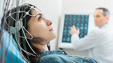 Eine Frau ist an einer Elektroenzephalographie angeschlossen.  - Foto: iStock / yacobchuk