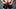 Mann schaut mit Lupe seinen Penis an - Foto: iStock/themacx