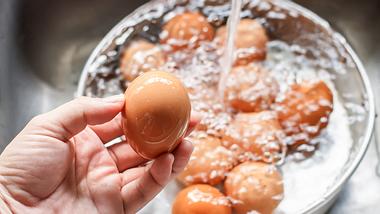 Gekochte Eier werden abgeschreckt - Foto: iStock / Tomophafan