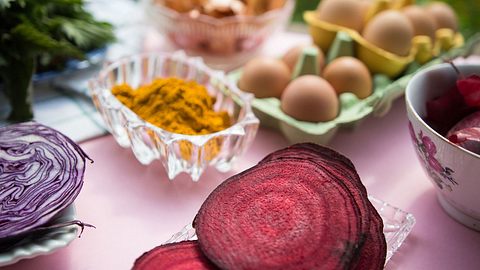 Rote Bete und Safran zum Eierfärben - Foto: iStock/mirrorr