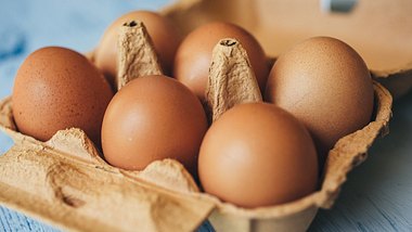 Eine Packung mit sechs braunen Eiern - Foto: iStock_Nacho Mena