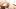 Eierschalen in einer Schüssel auf einem Holztisch; daneben weitere Eierschalen und zwei ganze Eier - Foto: iStock/Worytko_Pawel