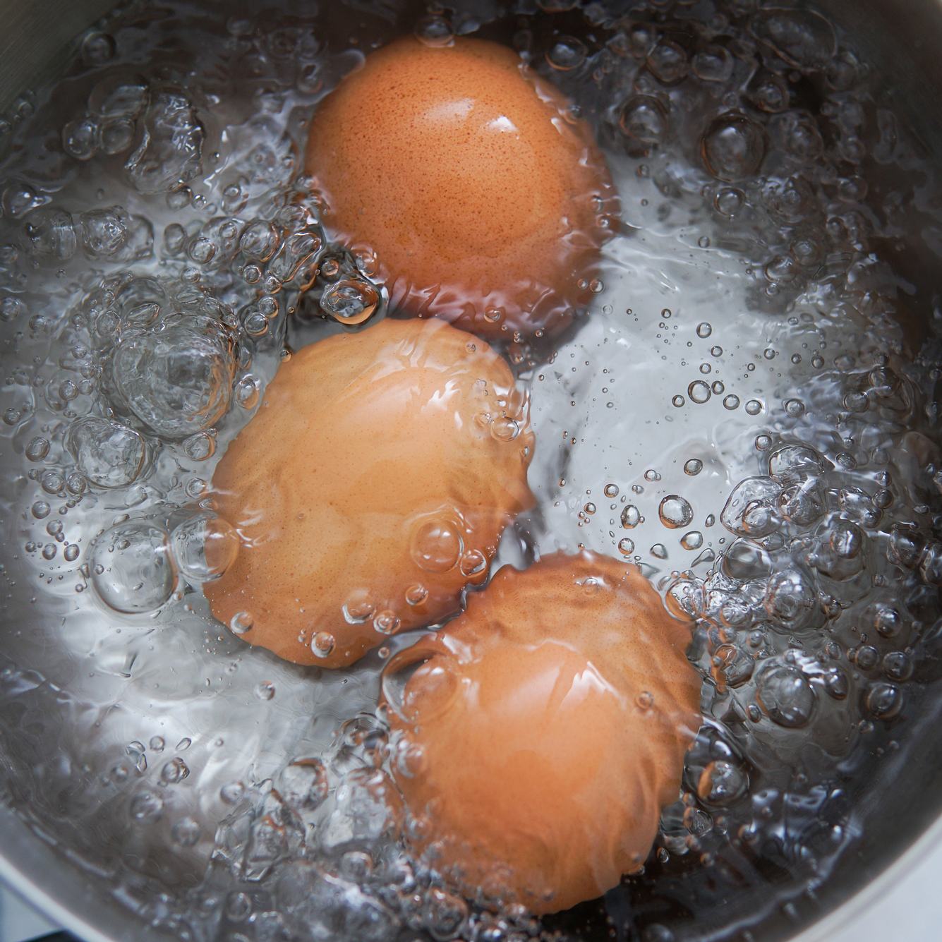 Kochende Eier in sprudelndem Wasser