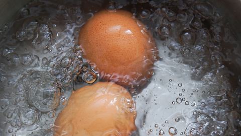 Kochende Eier in sprudelndem Wasser - Foto: iStock /antpkr