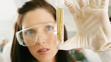 Frau hält Reagenzglas mit Urin kritisch in die Höhe - Foto: iStock/hidesy