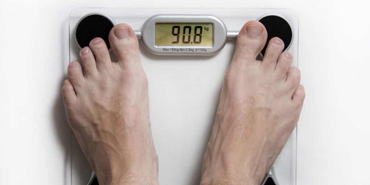 Eine wöchentliche Gewichtskontrolle zur jeweils gleichen Zeit genügt, denn das Körpergewicht kann im Tagesverlauf schwanken