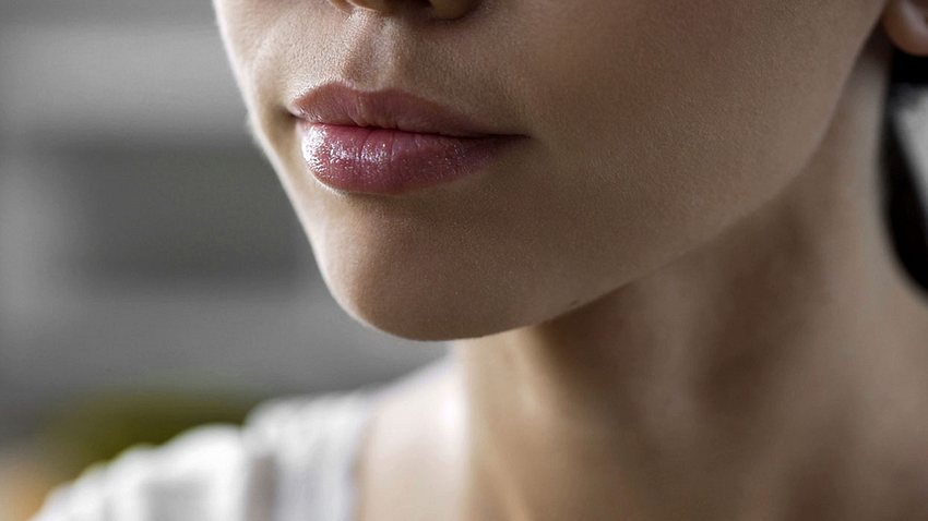 Junge Frau mit gepflegten Mundwinkeln - Foto: iStock/Motortion