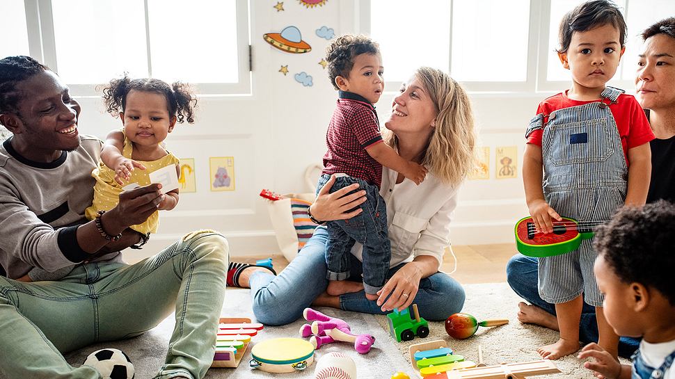 Eltern mit ihren Kindern bei der Eingewöhnung in der Kita - Foto: istock_Rawpixel