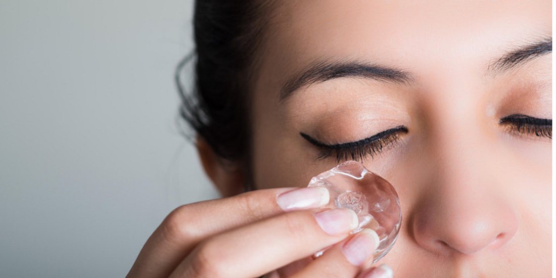 Eiswürfel auf die Augen