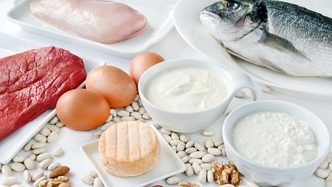 Proteinreiche Lebensmittel sortiert - Foto: iStock/Santje09