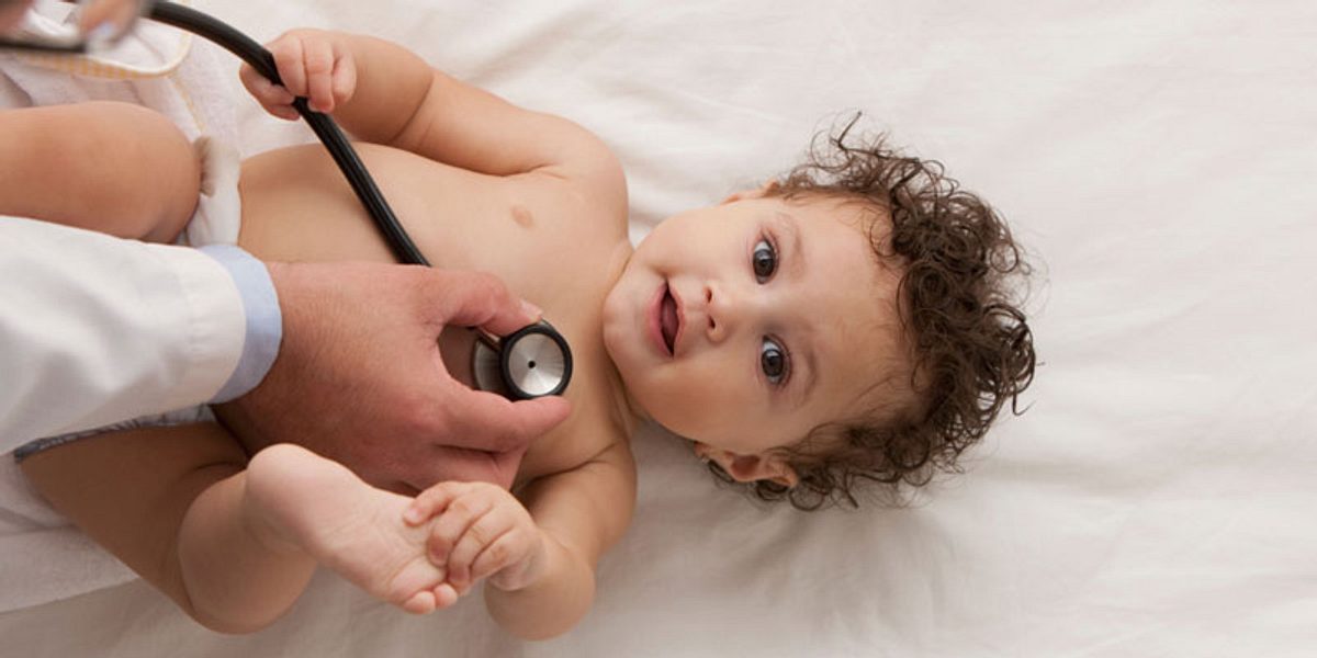 Baby wird untersucht