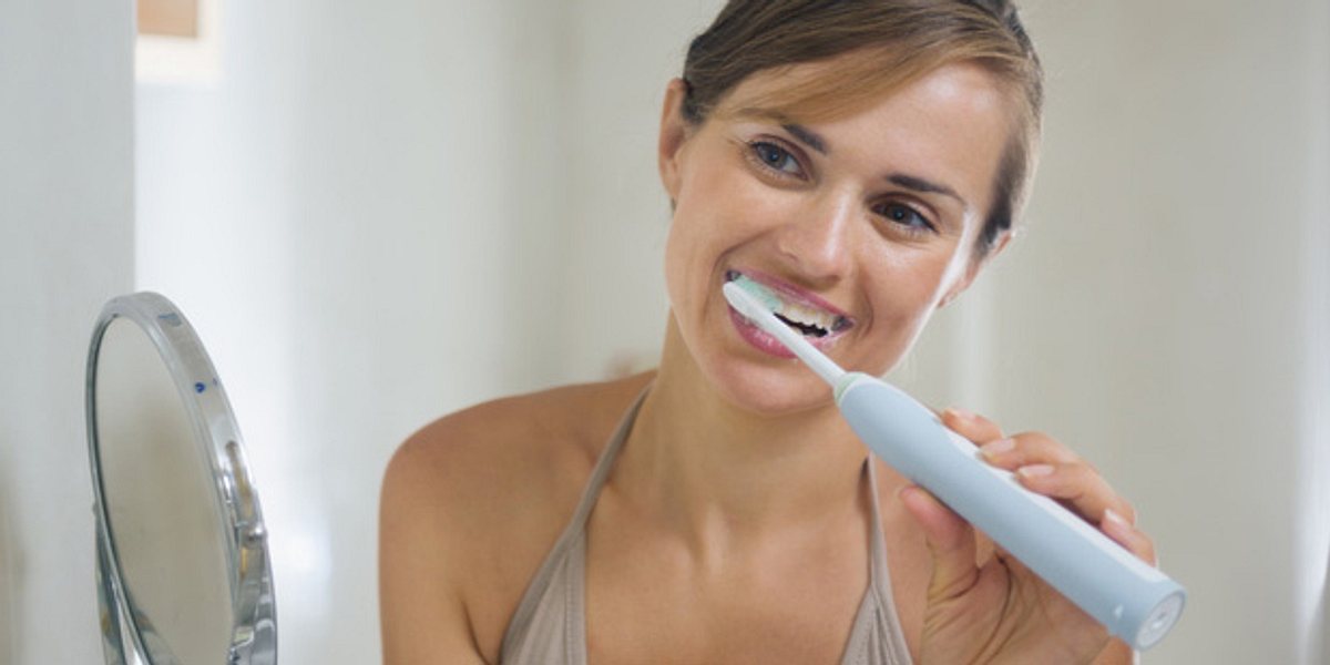 Elektrische Zahnbuersten putzen gruendlicher und beugen mundgeruch effektiver vor