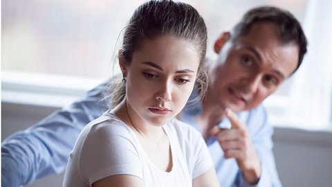Ein Mann macht einer Frau Vorwürfe und erpresst sie emotional - Foto: iStock/fizkes
