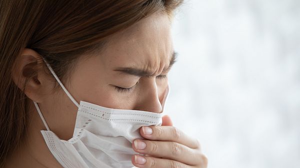 Frau mit Maske - Foto: iStock/Jomkwan