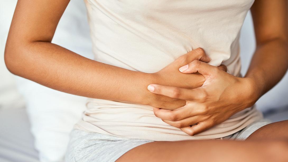 Eine Frau unfasst mit beiden Händen ihren Bauch  - Foto: iStock/LaylaBird