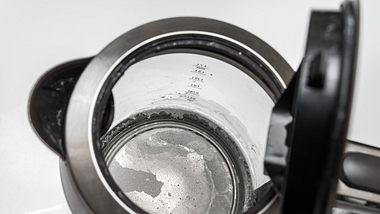 Wasserkocher von innen mit Kalkablagerungen - Foto: iStock/andriano_cz