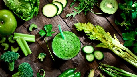 Verschiedenes grünes Gemüse und ein grüner Smoothie auf einem Holztisch - Foto: istock_fcafotodigital