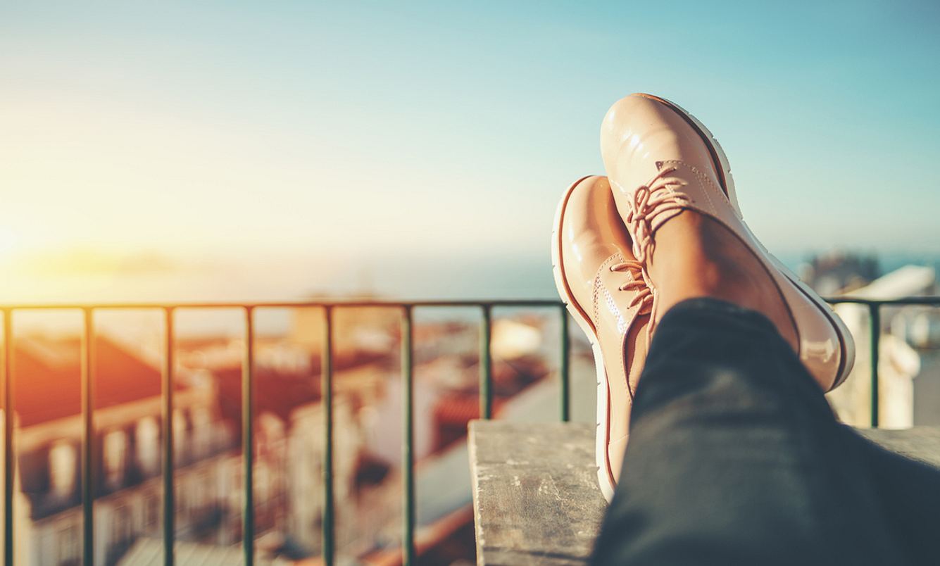 Auf dem Balkon entspannen