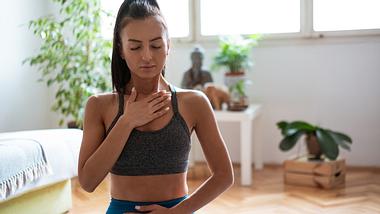 Eine Frau macht eine Entspannungübung - Foto: iStock/SrdjanPav