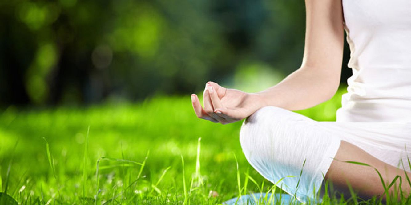 Entspannungsübungen wie Yoga helfen Reiseübelkeit zu vermeiden