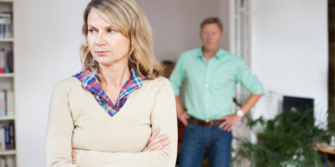 Eine Frau wendet sich von ihrem Mann ab, die Enttäuschung ist groß