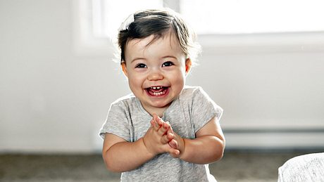 Ein kleines Kind klatscht in die Hände - Foto: iStock/LSOphoto