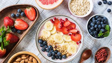 Smoothie-Bowl mit Früchten - Foto: istock/arxont