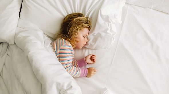 Ein Kind schläft. - Foto:  iStock / romrodinka