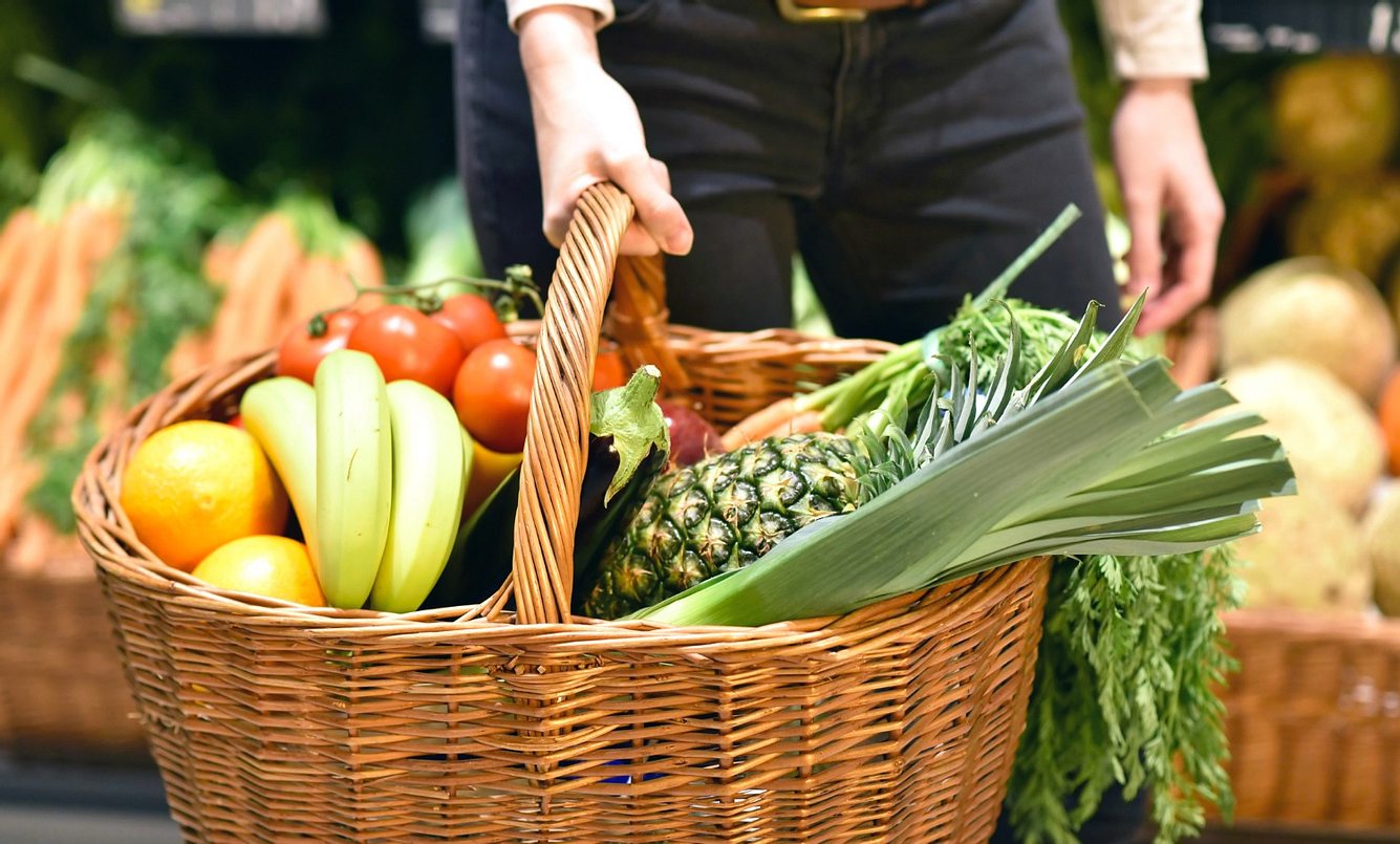 Einkaufskorb mit Obst und Gemüse