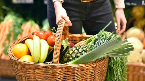 Einkaufskorb mit Obst und Gemüse - Foto: istock/industryview