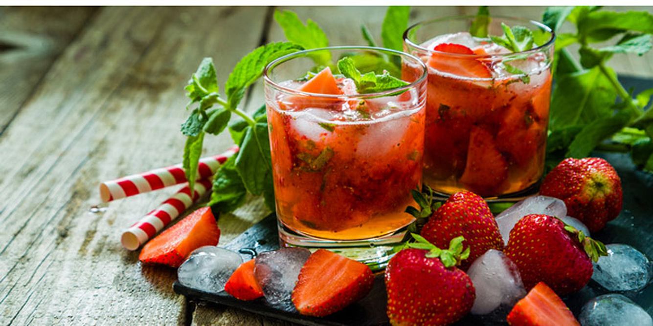 Wasser mit Erdbeeren und Minze