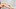 Eine Frau rasiert sich ihre Erdbeerbeine - Foto: iStock/Moyo Studio