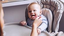 Ein Baby wird gefüttert. - Foto: iStock / jenyhanter 