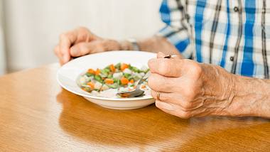Ernährung kann bei Parkinson zu einer Linderung der Symptome führen - Foto: iStock | FredFroese