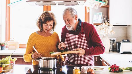 Frau und Mann kochen zusammen - Foto: halfpoint