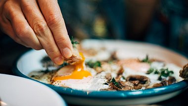 Ernährung bei Neurodermitis: Diese Lebensmittel helfen und diese schaden