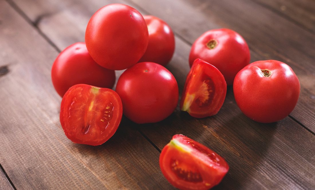 Tomaten auf einem Holztisch