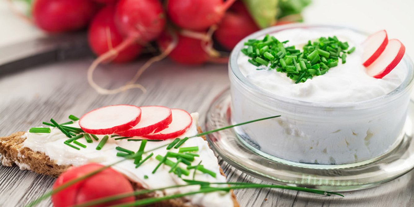Brot mit Quark, Schnittlauch, Radieschen