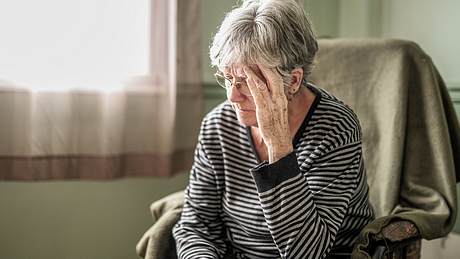 Erste Anzeichen von Demenz: 10 Symptome und was Angehörige tun können - Foto: iStock / LSOphoto