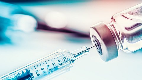 Nahaufnahme einer Impfstoff-Injektion - Foto: istock_MarianVejcik