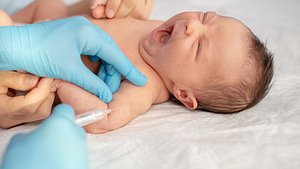 Ein Baby wird geimpft - Foto: iStock/Tutye