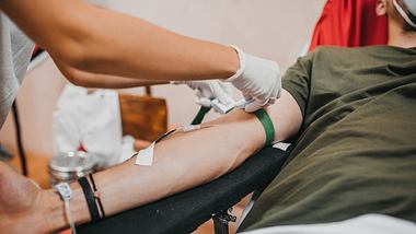 Person bei einer Blutspende - Foto: Istock/Nikola Stojadinovic