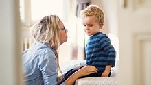 Eine Frau spricht mit ihrem schmollenden Kind. - Foto: iStock / Halfpoint  