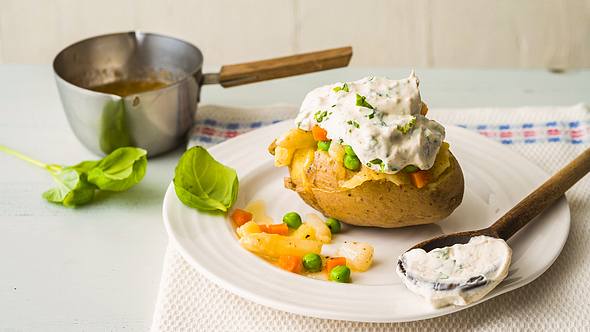 Eine Kartoffel mit Quark und Salat auf einem Teller - Foto: iStock-0090959939 imago images / Westend61
