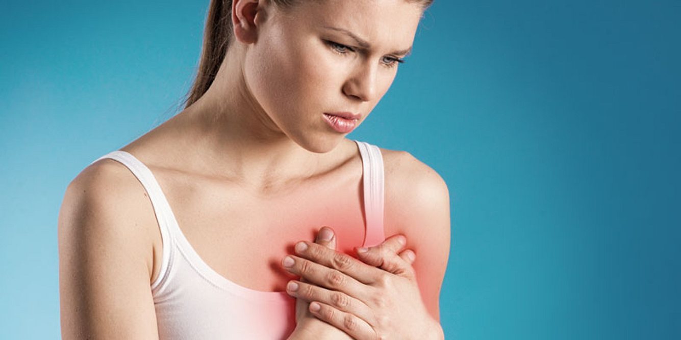 Bei Frauen äußert sich ein Herzinfarkt durch andere Symptome als bei Männern. Beispielsweise leiden Frauen öfter unter Übelkeit und Erbrechen