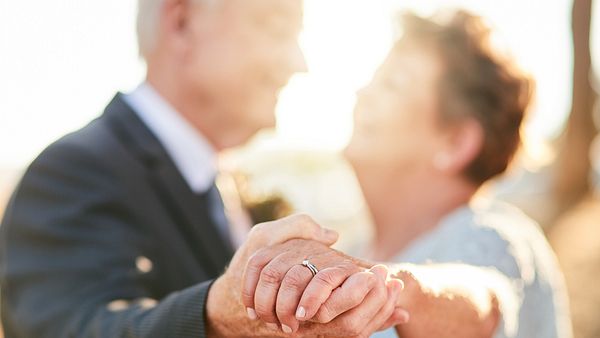 Ein älteres Liebespaar hält Händchen - Foto: iStock/Adene Sanchez