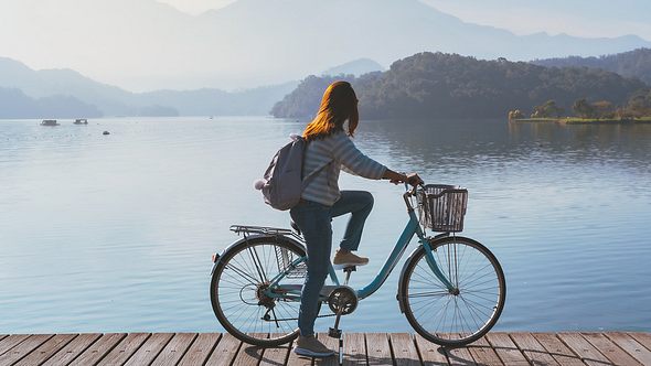 Frau mit Fahrrad - Foto: istock/kitzcorner