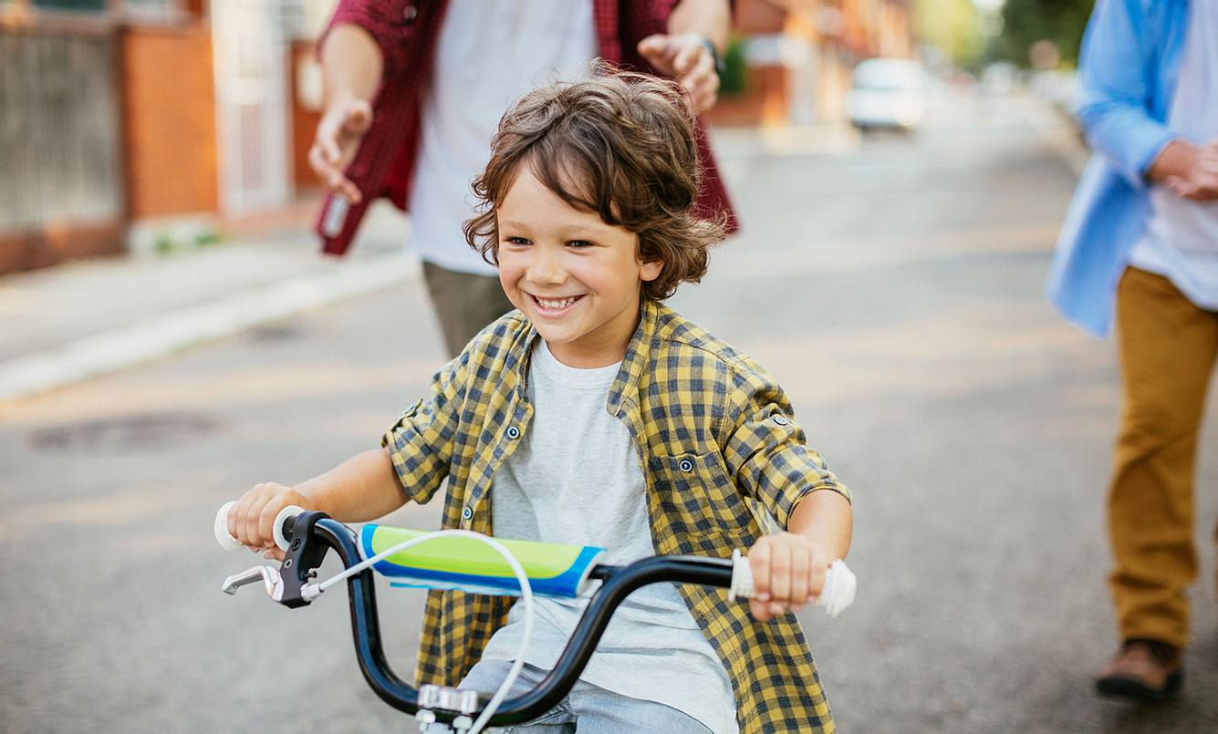 Kind fährt Fahrrad