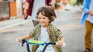 Kind fährt Fahrrad - Foto: iStock/geber86