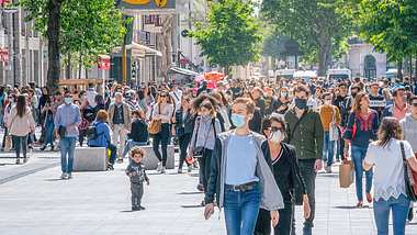 Fußgängerzone, Menschen mit Maske - Foto: iStock/Julien Viry